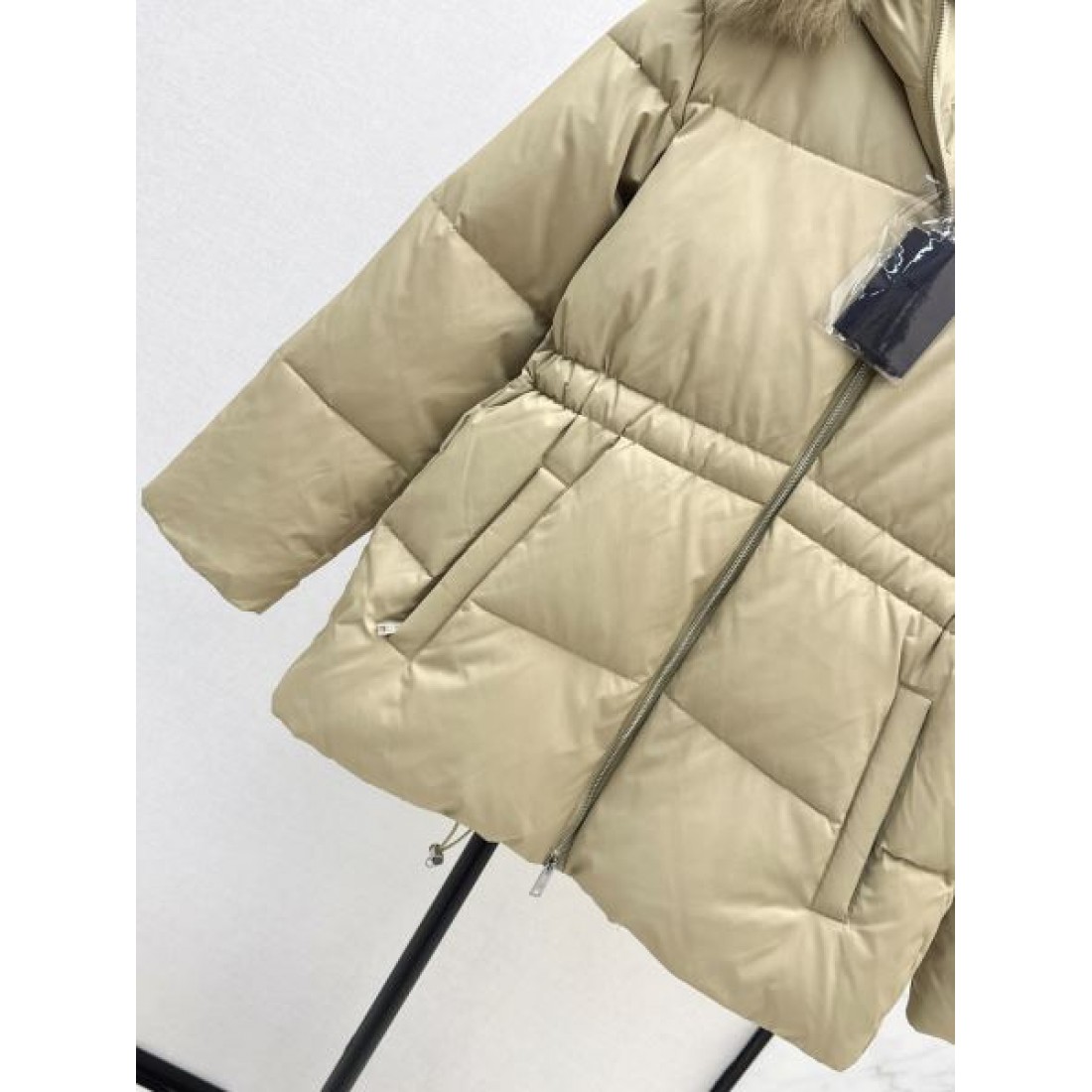 スタイリッシュ 高品質 軽量 プラダ PRADA コピー ダウンジャケット 限定デザイン