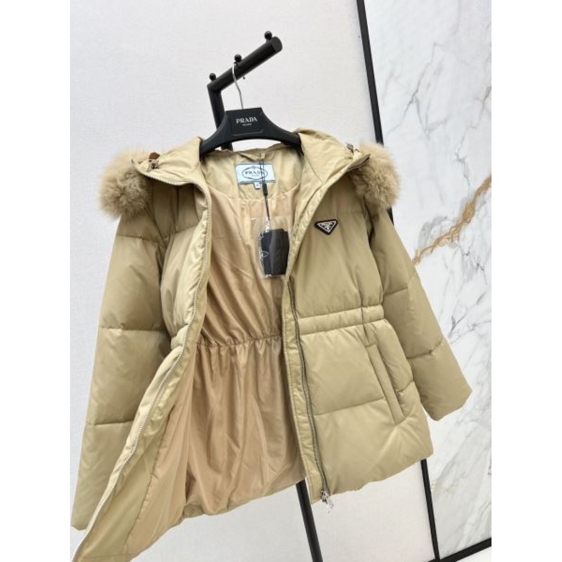 スタイリッシュ 高品質 軽量 プラダ PRADA コピー ダウンジャケット 限定デザイン