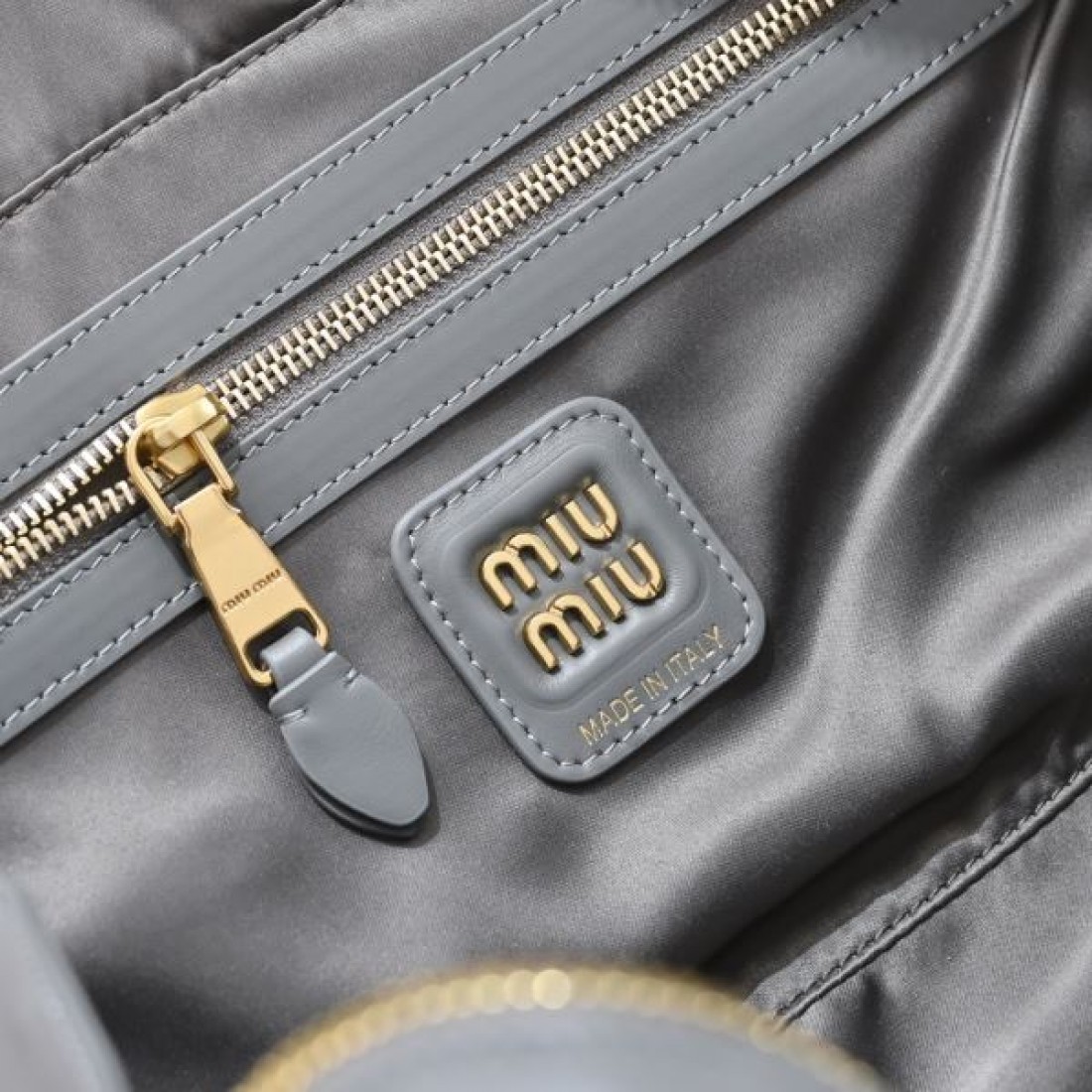 ガーリーで かわいい ミュウミュウ MIU MIU コピー トートバッグ 華やかな