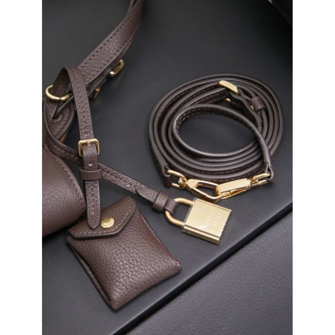 軽やかな 柔らかい ミュウミュウ MIU MIU コピー トートバッグ 女性らしい 