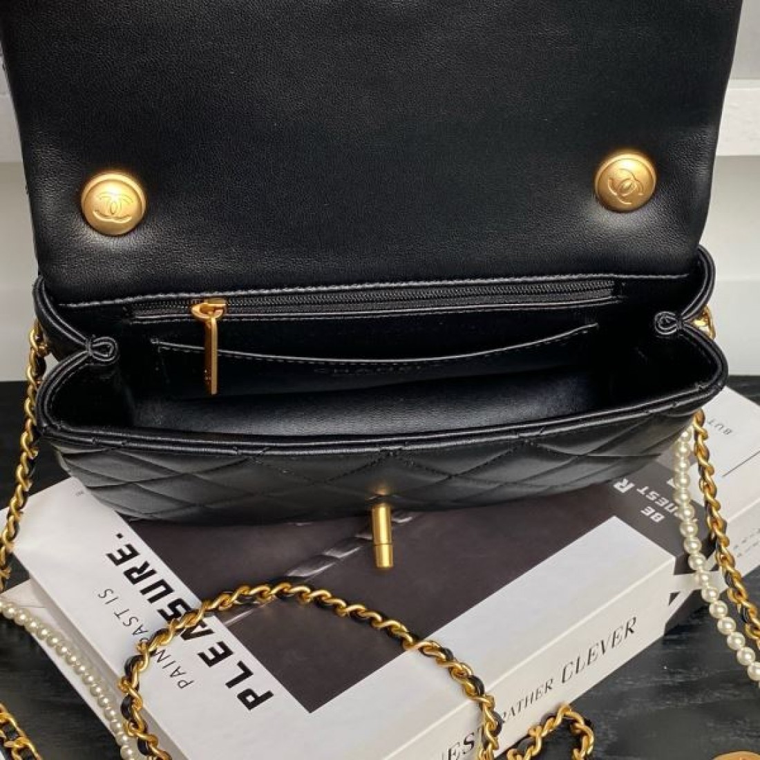 上品で 洗練された シャネル CHANEL コピー ショルダーバッグ 華やかな