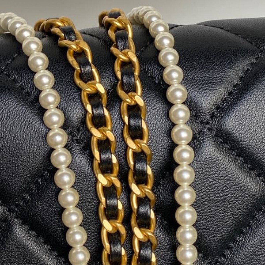 上品で 洗練された シャネル CHANEL コピー ショルダーバッグ 華やかな