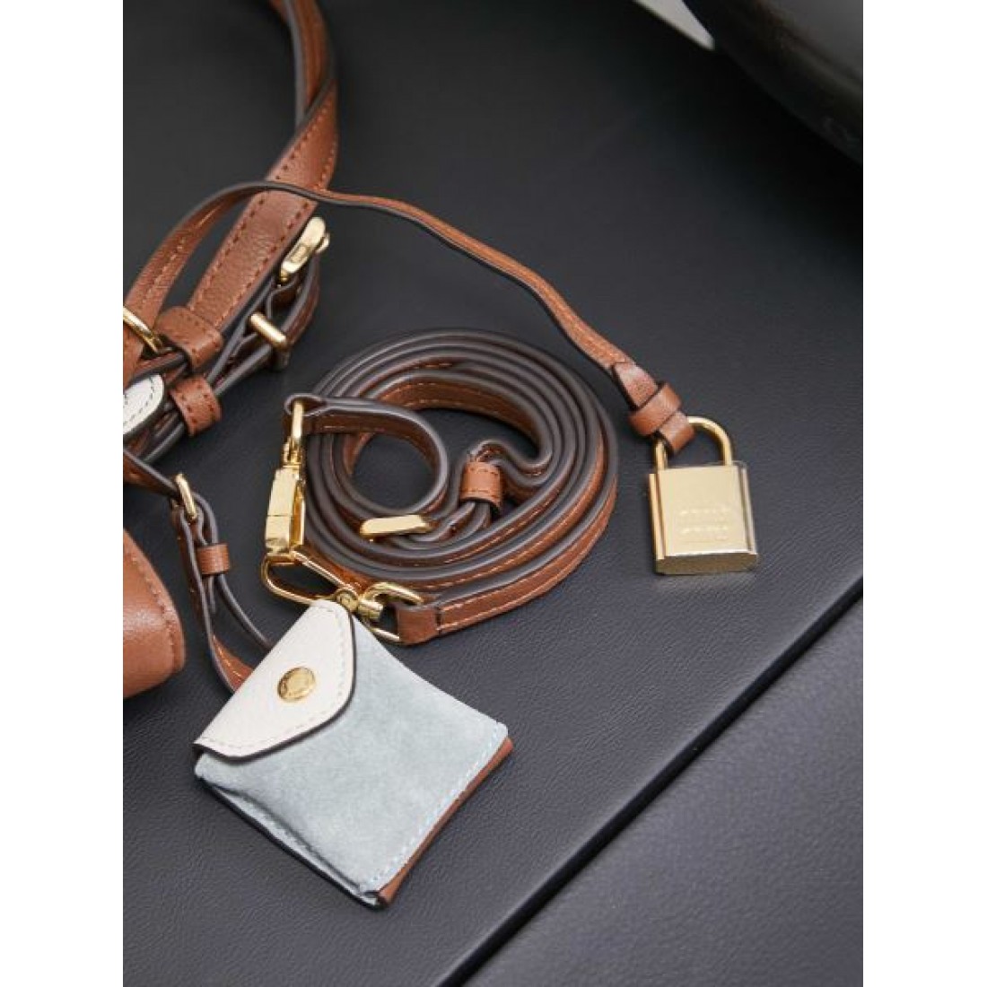 軽快で おしゃれな ミュウミュウ MIU MIU コピー トートバッグ エレガントな 