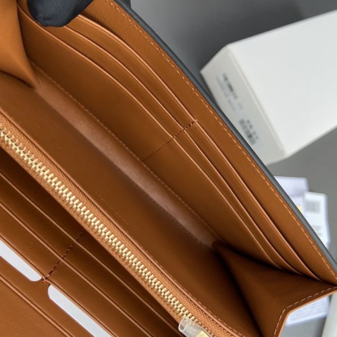 シンプル 上品 CELINE セリーヌ コピー 長財布 大人向け エレガント