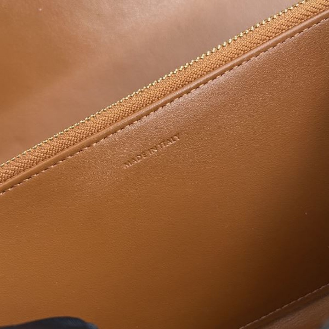 シンプル 上品 CELINE セリーヌ コピー 長財布 大人向け エレガント