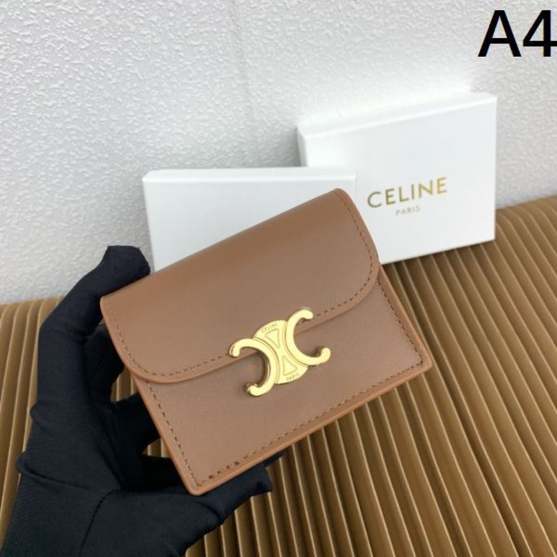 コンパクト 上品 CELINE セリーヌ スーパーコピー 二つ折り財布 高級感 使いやすい