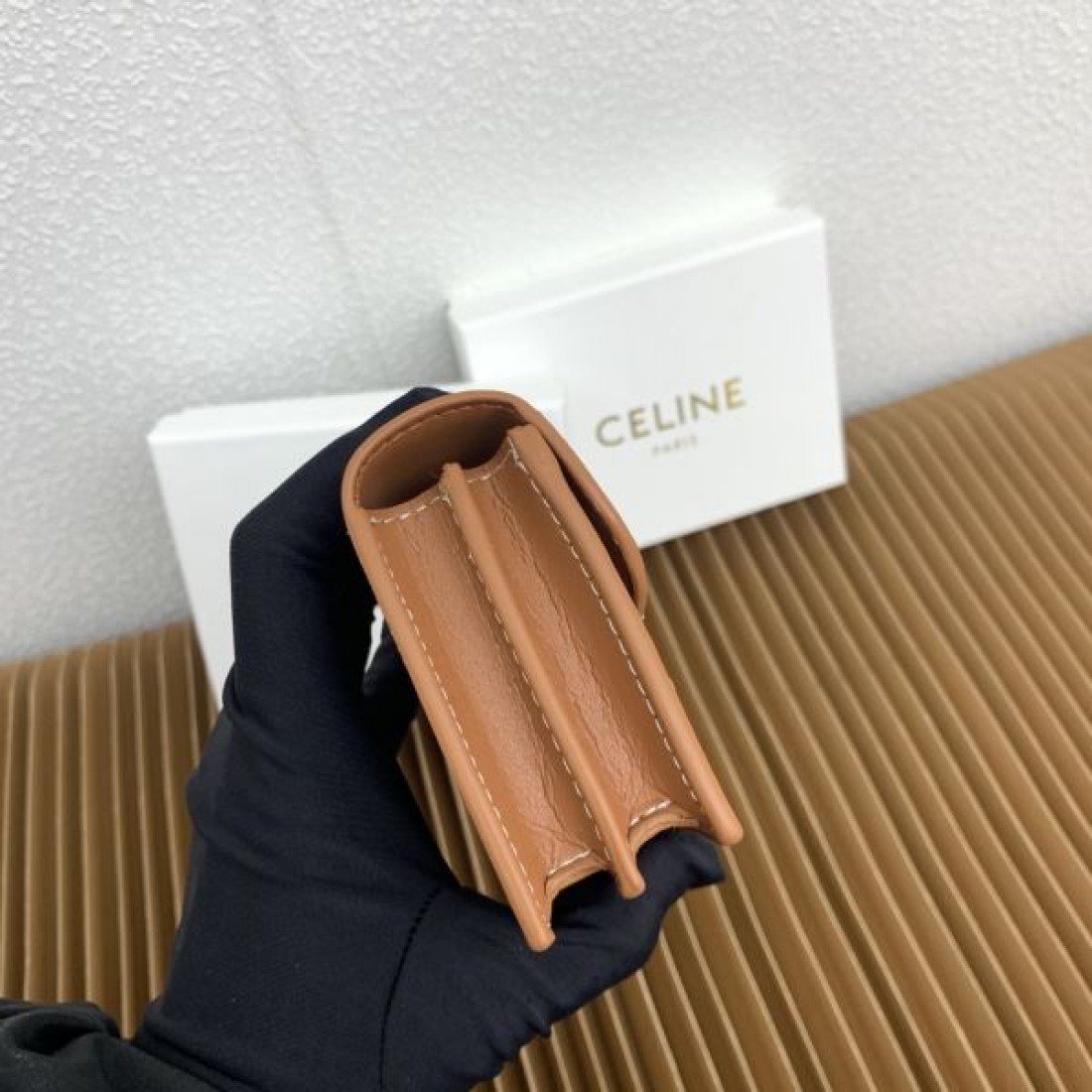 コンパクト 上品 CELINE セリーヌ スーパーコピー 二つ折り財布 高級感 使いやすい