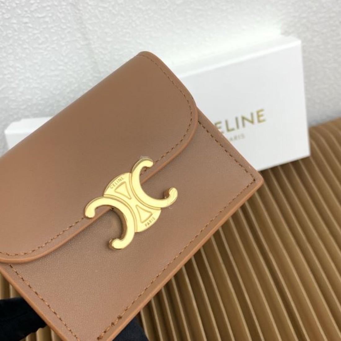 コンパクト 上品 CELINE セリーヌ スーパーコピー 二つ折り財布 高級感 使いやすい