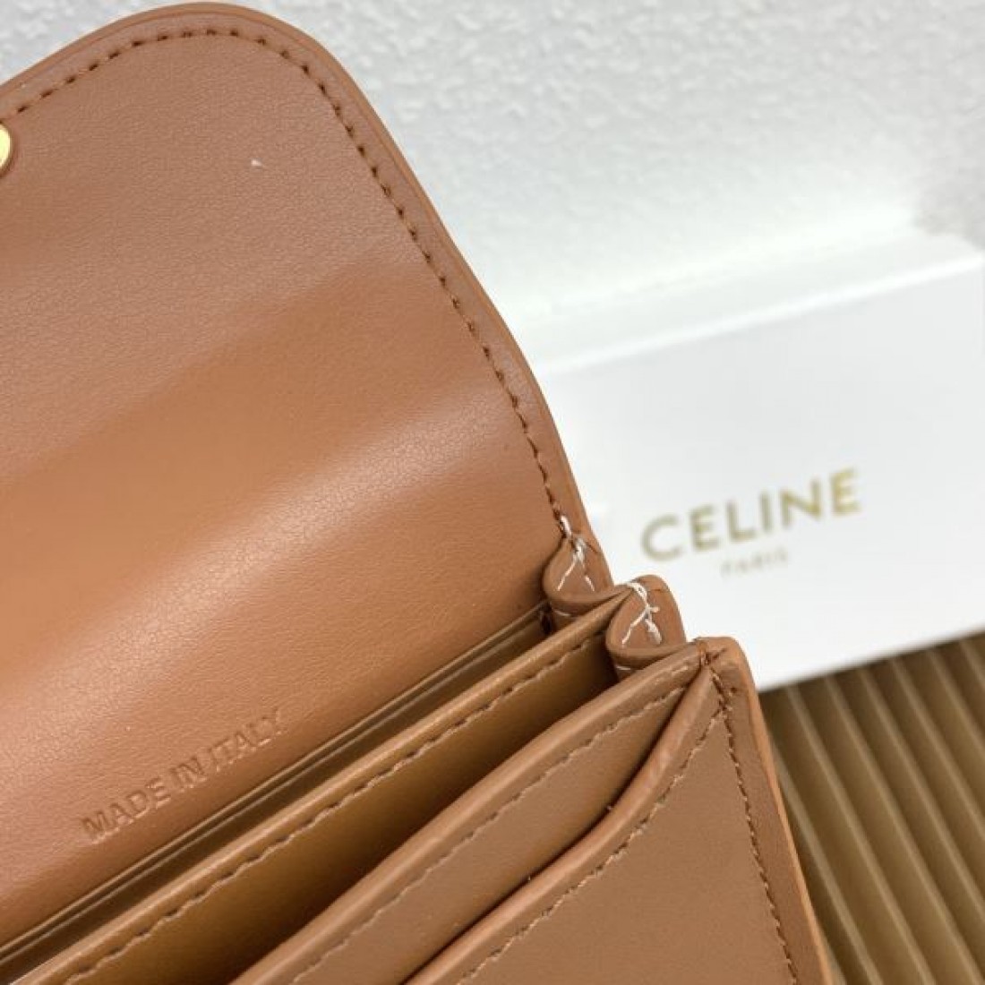 コンパクト 上品 CELINE セリーヌ スーパーコピー 二つ折り財布 高級感 使いやすい