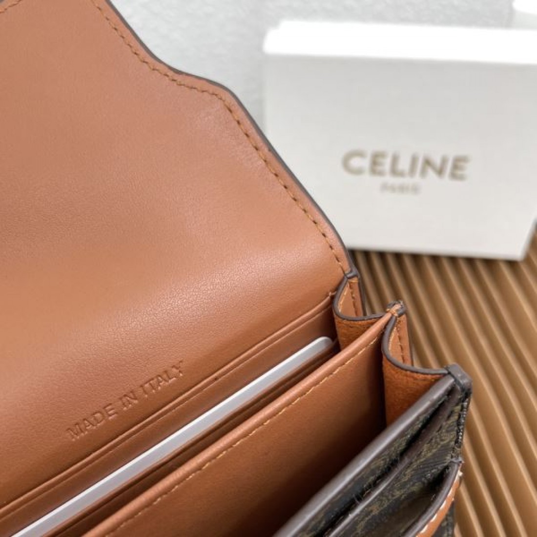  ミニマル 上品 CELINE セリーヌ スーパーコピー 財布 洗練 大人向け