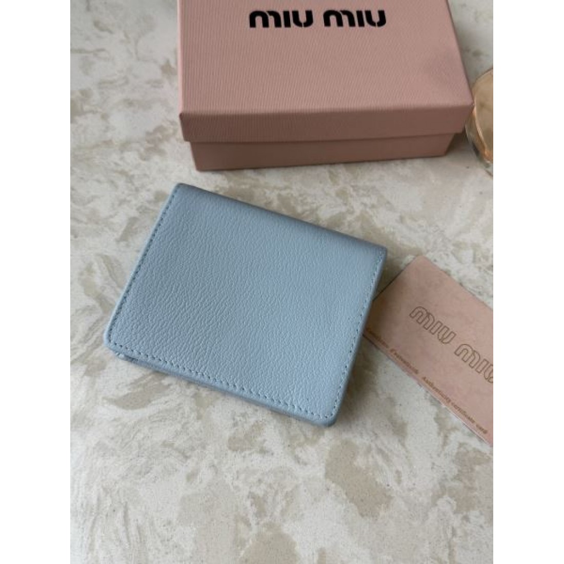 可愛い 上品 MIU MIU ミュウミュウ コピー 財布 エレガント 洗練