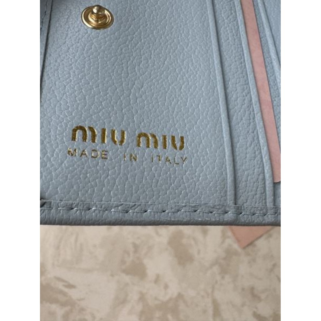 可愛い 上品 MIU MIU ミュウミュウ コピー 財布 エレガント 洗練