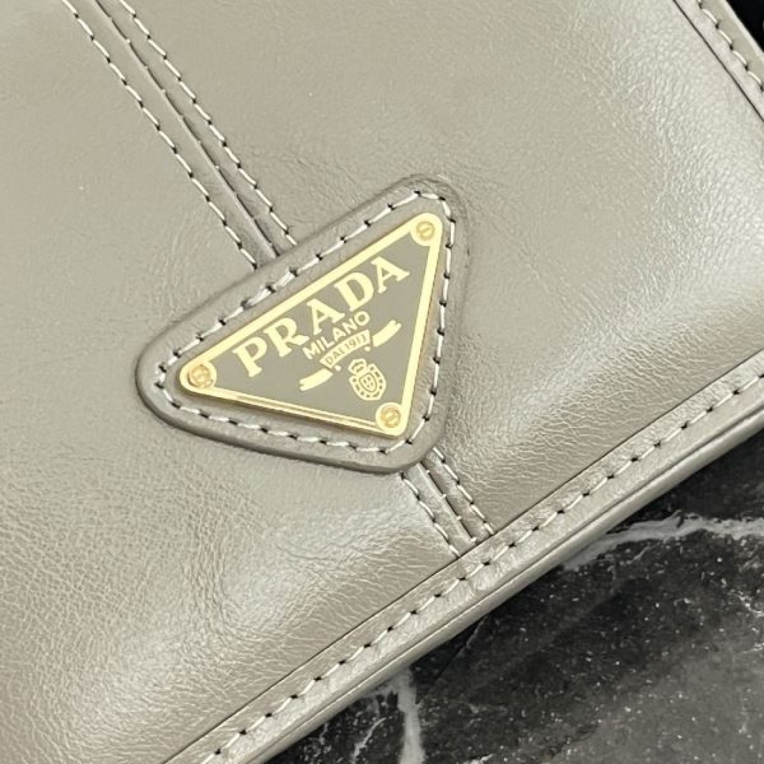 高級感 洗練 PRADA プラダ コピー 財布 モダン シンプル