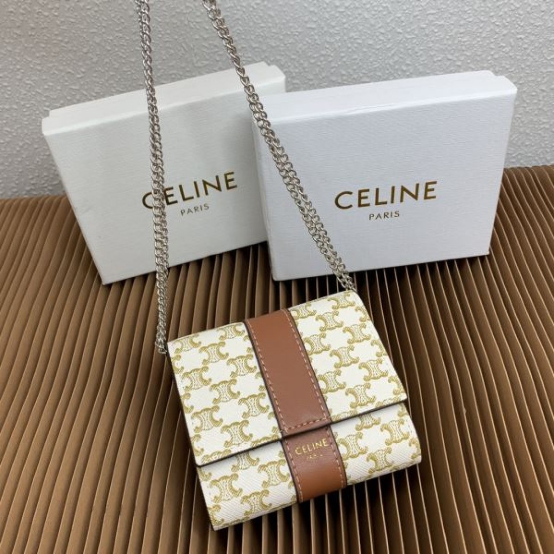 スタイリッシュ 洗練 CELINE セリーヌ コピー 財布 大人 クラシック