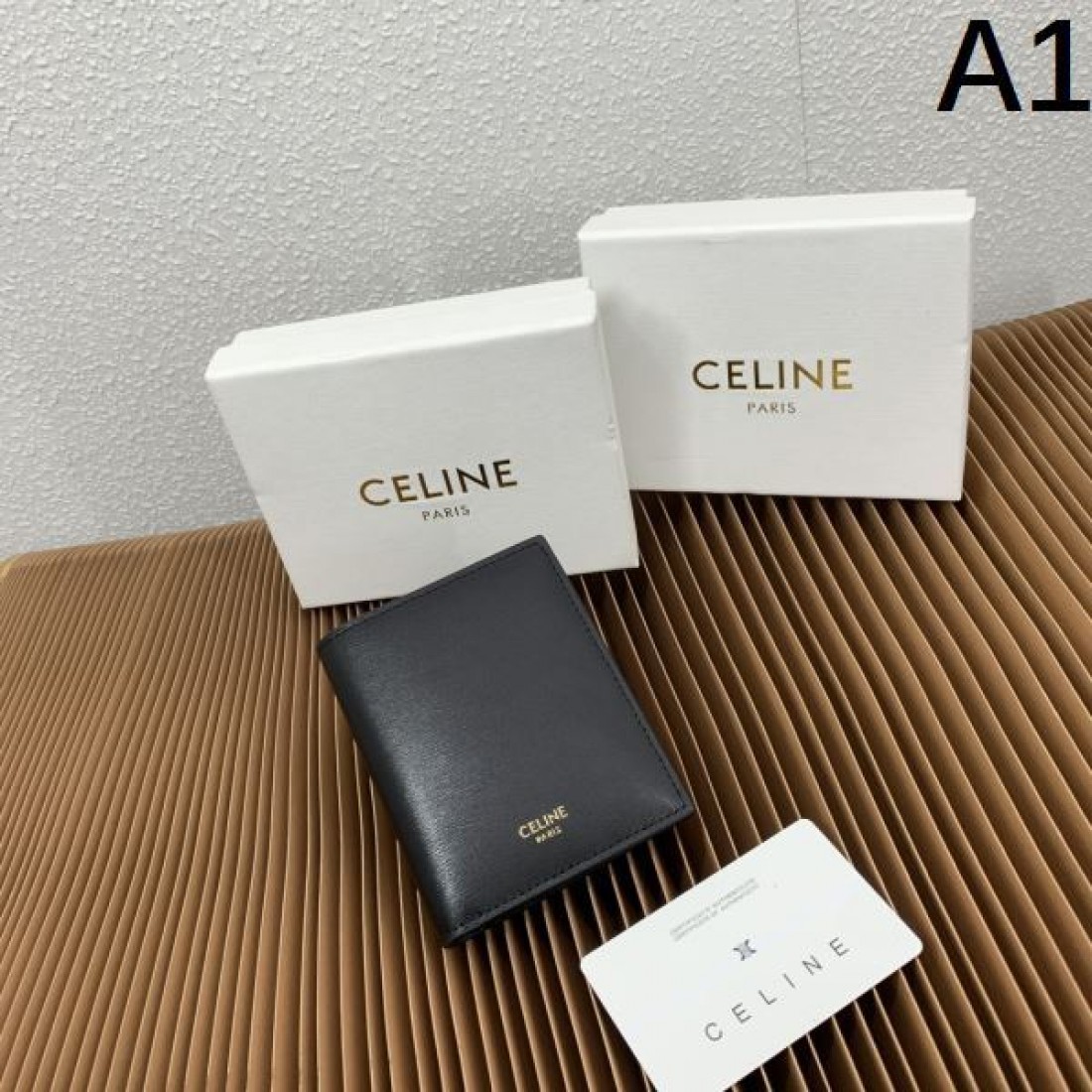 ミニ財布 スムースレザー CELINE セリーヌ コピー コンパクトウォレット 折りたたみ仕様 上品デザイン 人気モデル