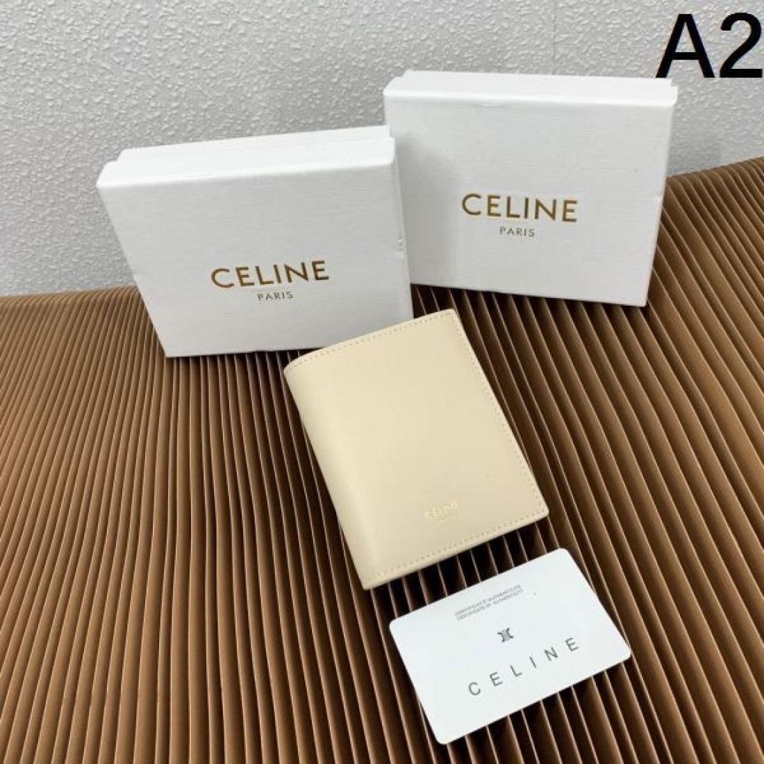 ミニ財布 スムースレザー CELINE セリーヌ コピー コンパクトウォレット 折りたたみ仕様 上品デザイン 人気モデル