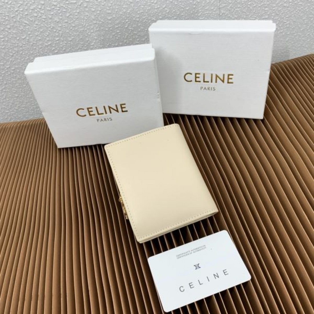ミニ財布 スムースレザー CELINE セリーヌ コピー コンパクトウォレット 折りたたみ仕様 上品デザイン 人気モデル
