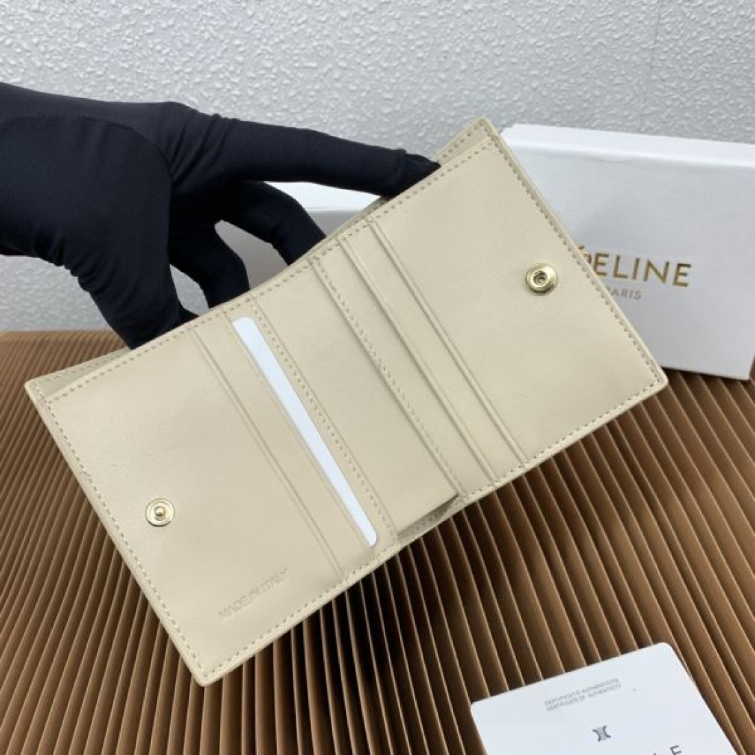 ミニ財布 スムースレザー CELINE セリーヌ コピー コンパクトウォレット 折りたたみ仕様 上品デザイン 人気モデル