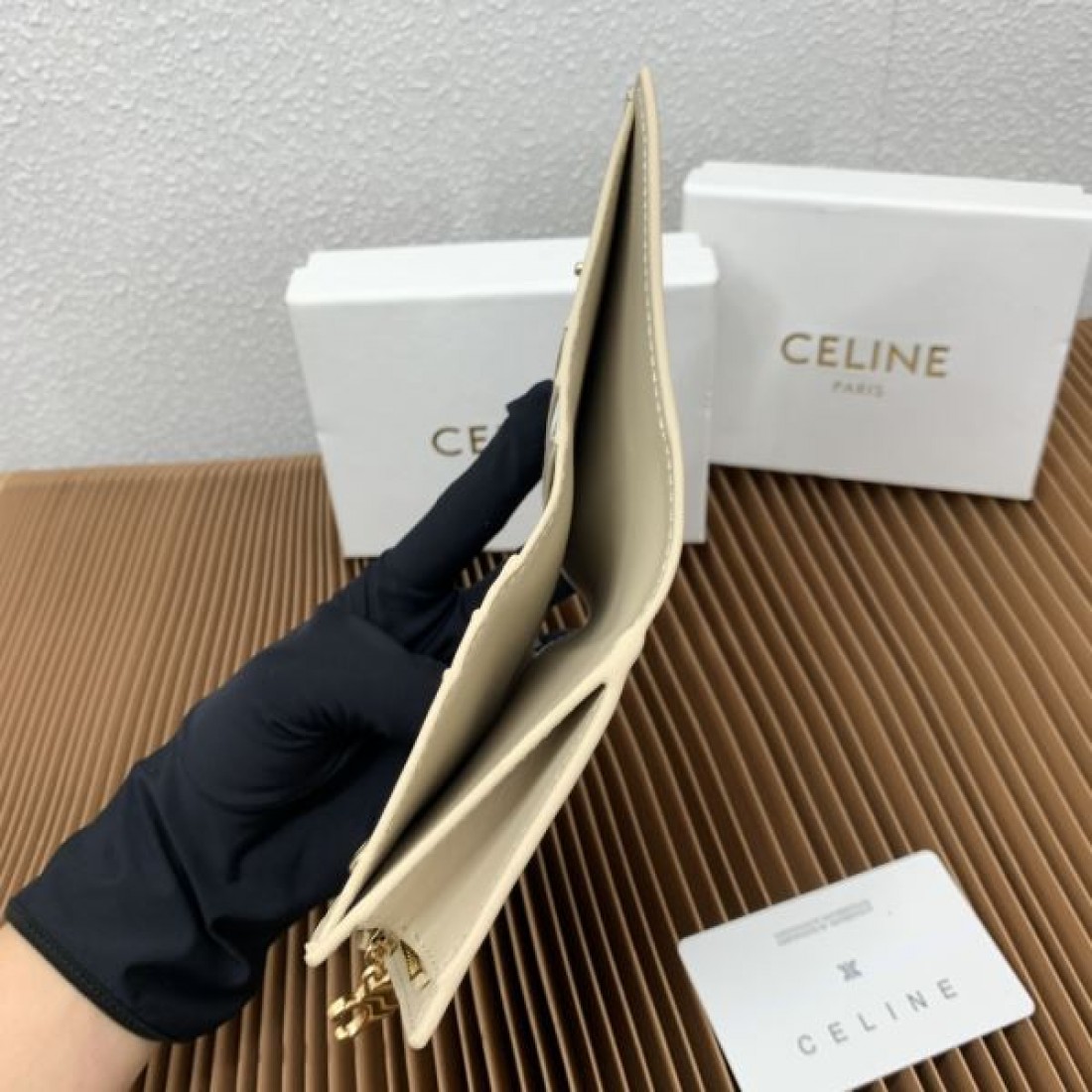 ミニ財布 スムースレザー CELINE セリーヌ コピー コンパクトウォレット 折りたたみ仕様 上品デザイン 人気モデル