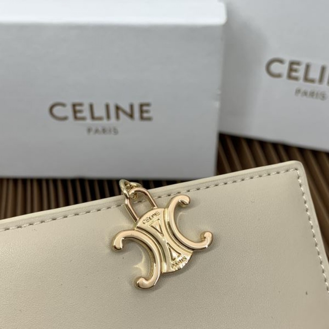 ミニ財布 スムースレザー CELINE セリーヌ コピー コンパクトウォレット 折りたたみ仕様 上品デザイン 人気モデル