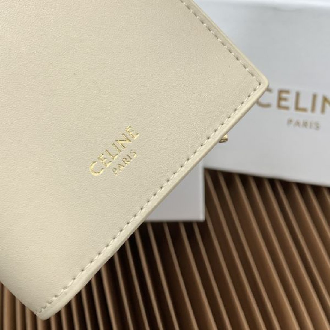 ミニ財布 スムースレザー CELINE セリーヌ コピー コンパクトウォレット 折りたたみ仕様 上品デザイン 人気モデル