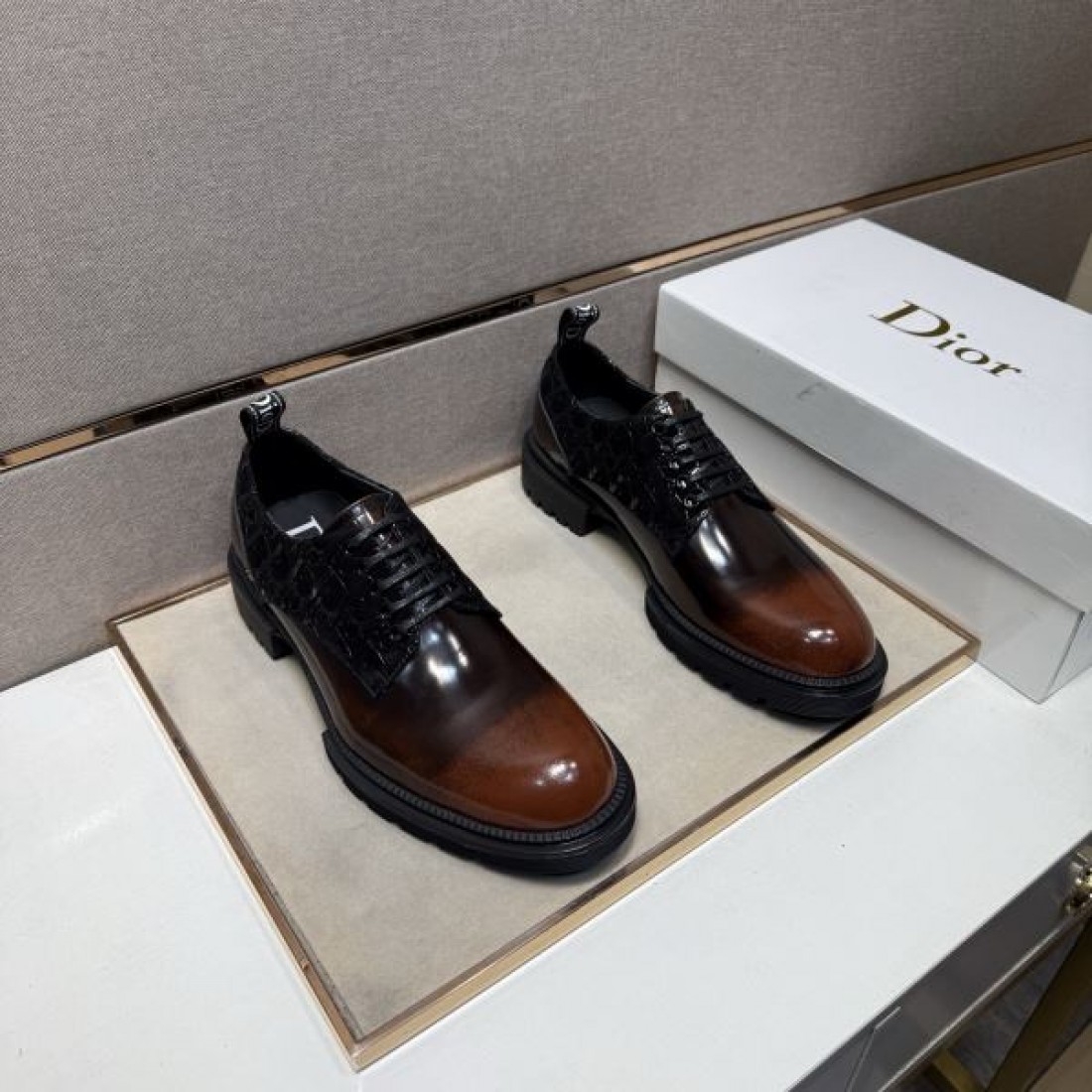 クラシック 重厚 DIOR ディオール コピー レースアップシューズ ブラウン×ブラックグラデーション スムースレザー 厚底ラグソール メタルアイレット仕様 高級感ある足元