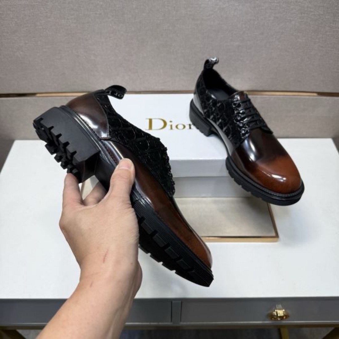 クラシック 重厚 DIOR ディオール コピー レースアップシューズ ブラウン×ブラックグラデーション スムースレザー 厚底ラグソール メタルアイレット仕様 高級感ある足元