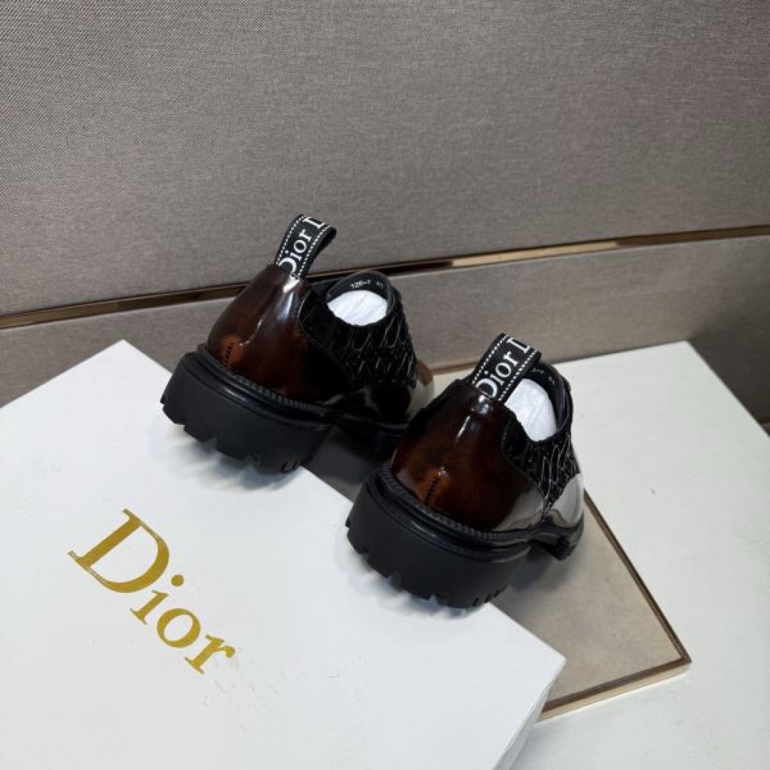 クラシック 重厚 DIOR ディオール コピー レースアップシューズ ブラウン×ブラックグラデーション スムースレザー 厚底ラグソール メタルアイレット仕様 高級感ある足元