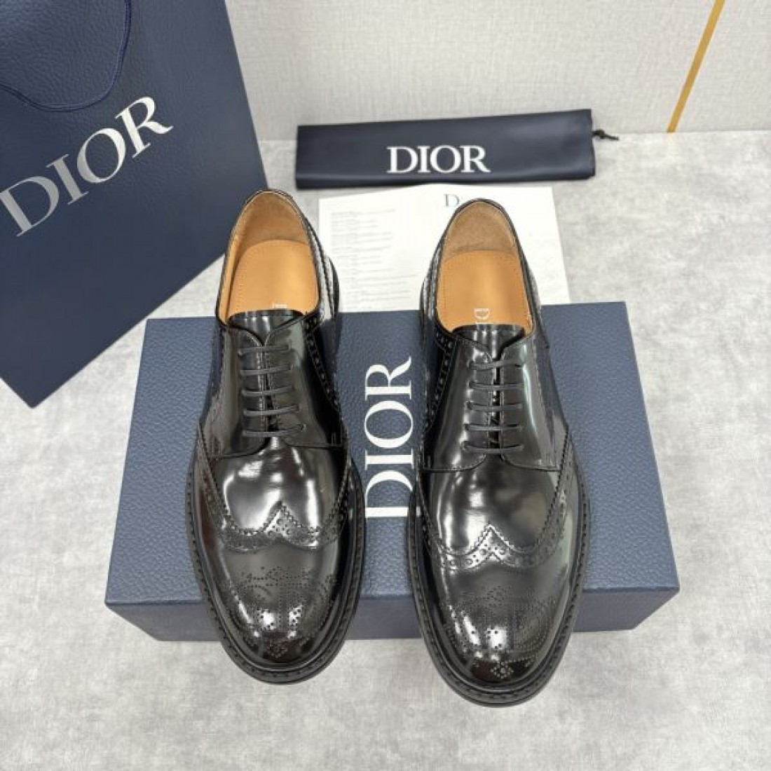洗練 DIOR ディオール コピー ダービーシューズ ブラックレザー 光沢仕上げ 編み上げデザイン ボリュームソール 防滑仕様 フォーマルカジュアル兼用