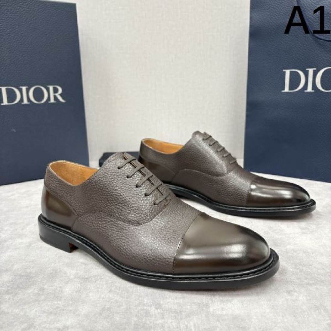 クラシック 上品 DIOR ディオール コピー オックスフォードシューズ ダークグレーグレインレザー ブラックキャップトゥ コンビ素材 落ち着いた質感 通勤向け