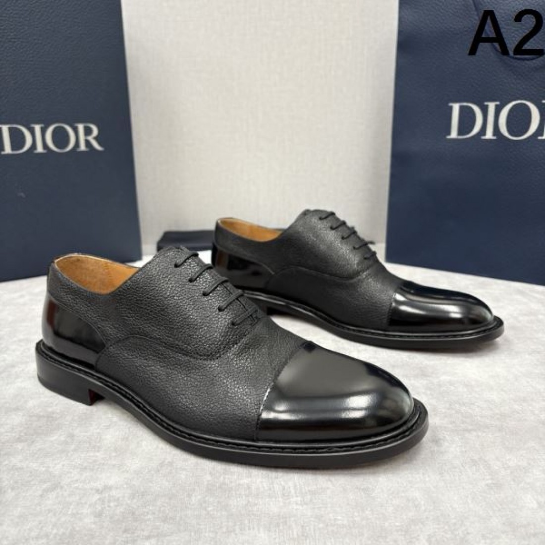 クラシック 上品 DIOR ディオール コピー オックスフォードシューズ ダークグレーグレインレザー ブラックキャップトゥ コンビ素材 落ち着いた質感 通勤向け