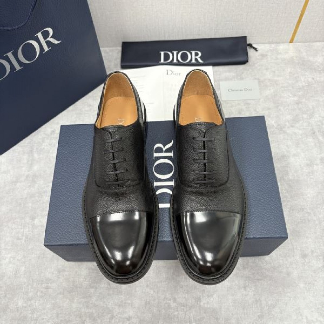 クラシック 上品 DIOR ディオール コピー オックスフォードシューズ ダークグレーグレインレザー ブラックキャップトゥ コンビ素材 落ち着いた質感 通勤向け