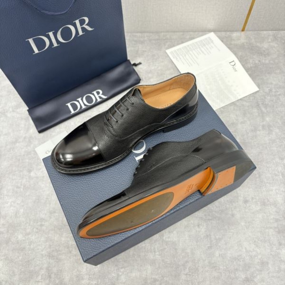 クラシック 上品 DIOR ディオール コピー オックスフォードシューズ ダークグレーグレインレザー ブラックキャップトゥ コンビ素材 落ち着いた質感 通勤向け