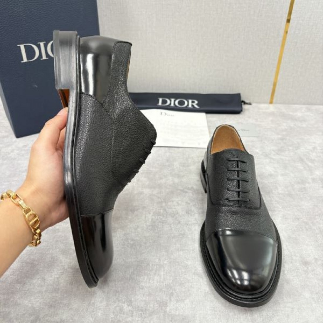 クラシック 上品 DIOR ディオール コピー オックスフォードシューズ ダークグレーグレインレザー ブラックキャップトゥ コンビ素材 落ち着いた質感 通勤向け