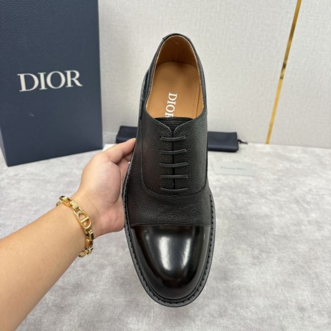 クラシック 上品 DIOR ディオール コピー オックスフォードシューズ ダークグレーグレインレザー ブラックキャップトゥ コンビ素材 落ち着いた質感 通勤向け