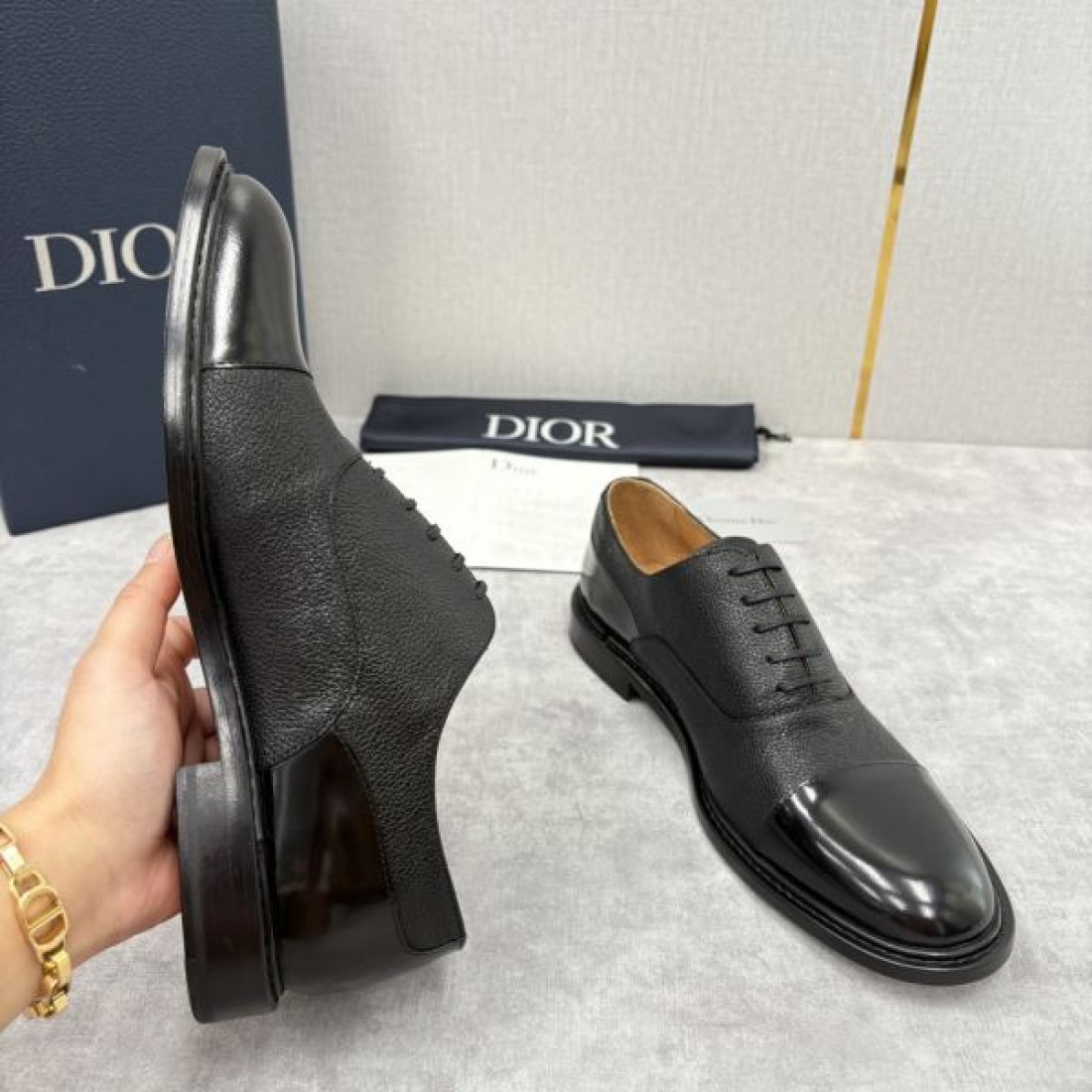 クラシック 上品 DIOR ディオール コピー オックスフォードシューズ ダークグレーグレインレザー ブラックキャップトゥ コンビ素材 落ち着いた質感 通勤向け