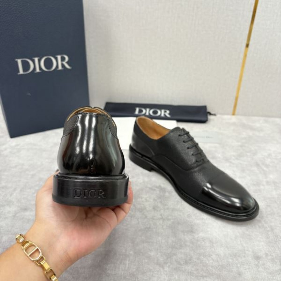 クラシック 上品 DIOR ディオール コピー オックスフォードシューズ ダークグレーグレインレザー ブラックキャップトゥ コンビ素材 落ち着いた質感 通勤向け