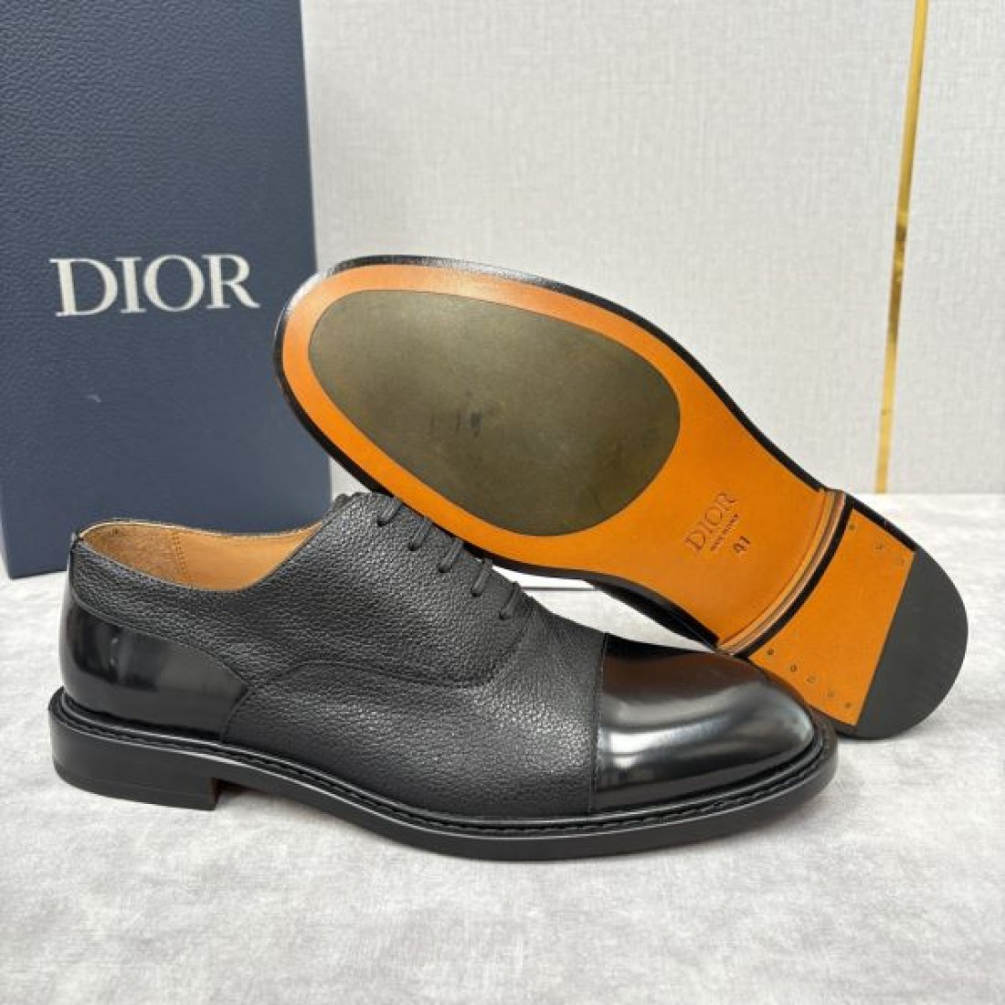 クラシック 上品 DIOR ディオール コピー オックスフォードシューズ ダークグレーグレインレザー ブラックキャップトゥ コンビ素材 落ち着いた質感 通勤向け