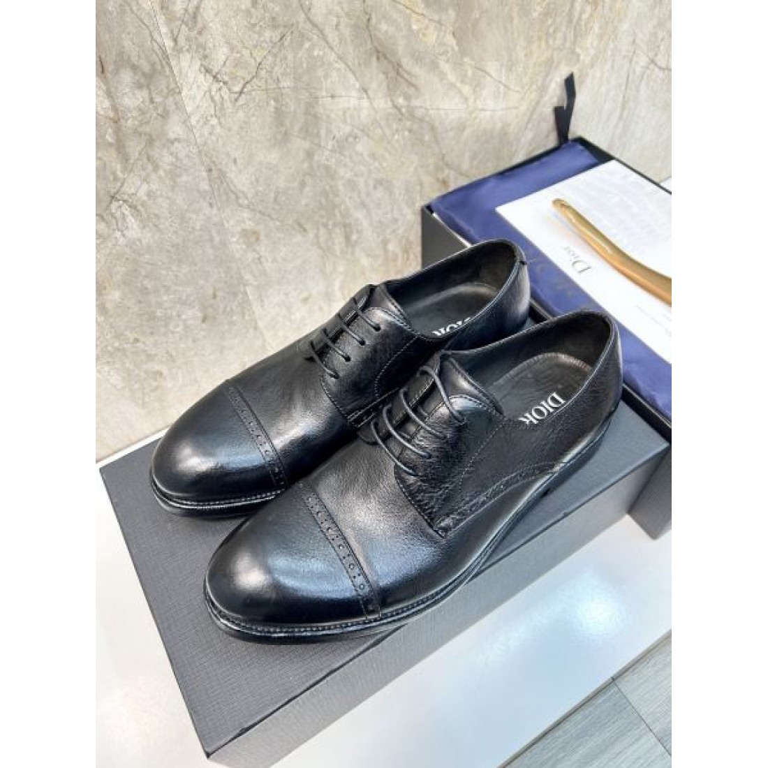DIOR ディオール コピー レースアップシューズ ブラックスムースレザー シャープトゥ設計 ミニマル外観 軽量ソール ドレススタイル