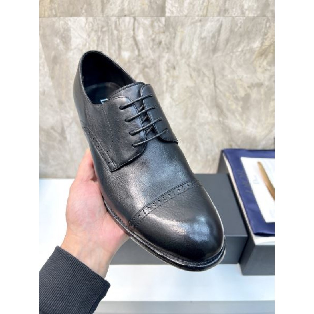 DIOR ディオール コピー レースアップシューズ ブラックスムースレザー シャープトゥ設計 ミニマル外観 軽量ソール ドレススタイル