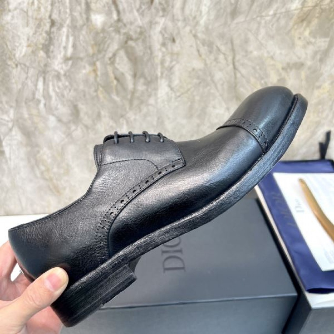 DIOR ディオール コピー レースアップシューズ ブラックスムースレザー シャープトゥ設計 ミニマル外観 軽量ソール ドレススタイル