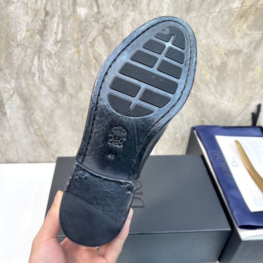 DIOR ディオール コピー レースアップシューズ ブラックスムースレザー シャープトゥ設計 ミニマル外観 軽量ソール ドレススタイル