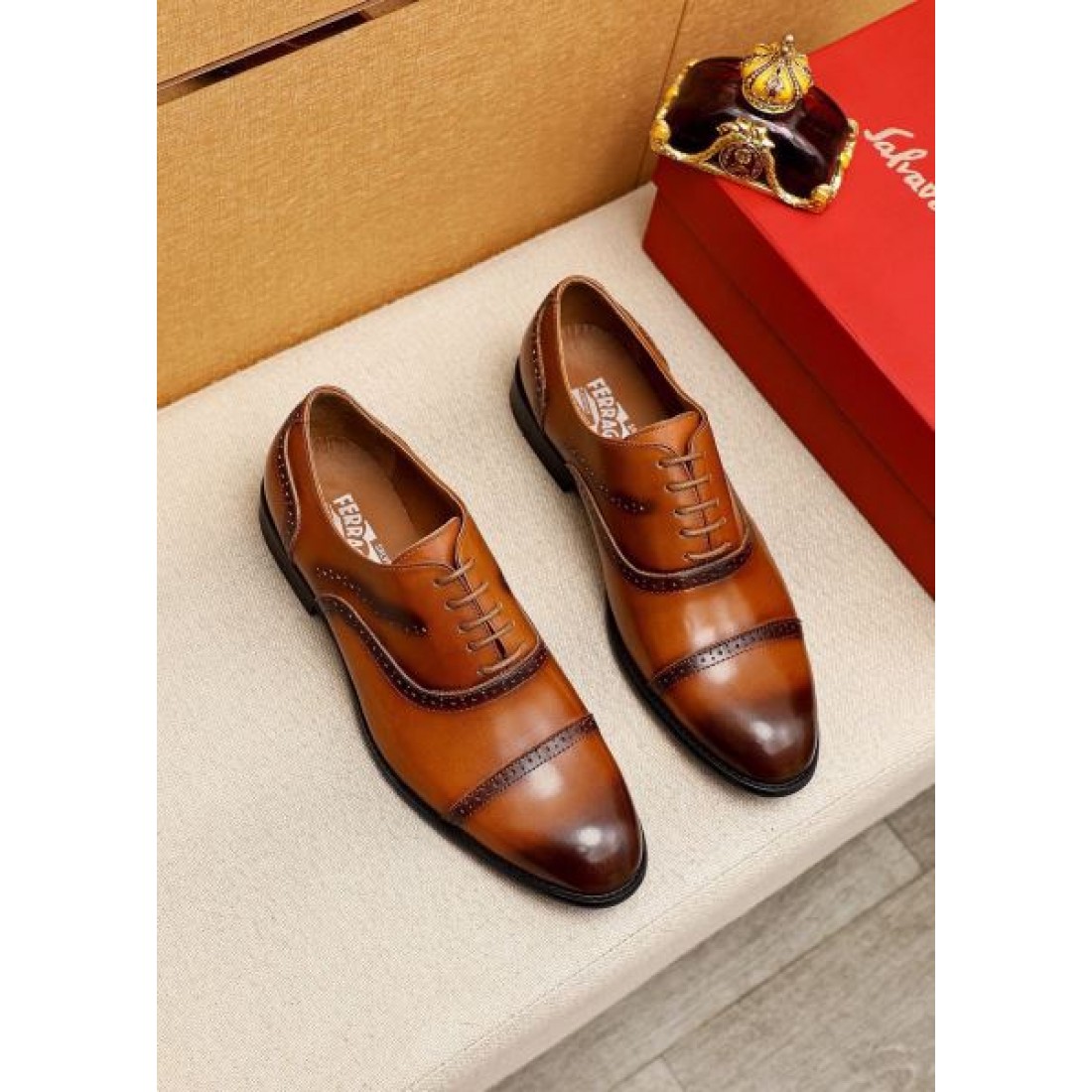 メダリオン装飾 ウイングチップデザイン FERRAGAMO フェラガモ コピー レースアップシューズ 英国クラシック