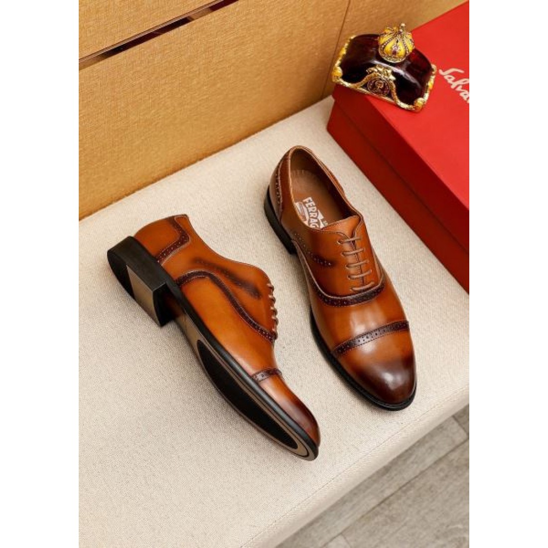 メダリオン装飾 ウイングチップデザイン FERRAGAMO フェラガモ コピー レースアップシューズ 英国クラシック