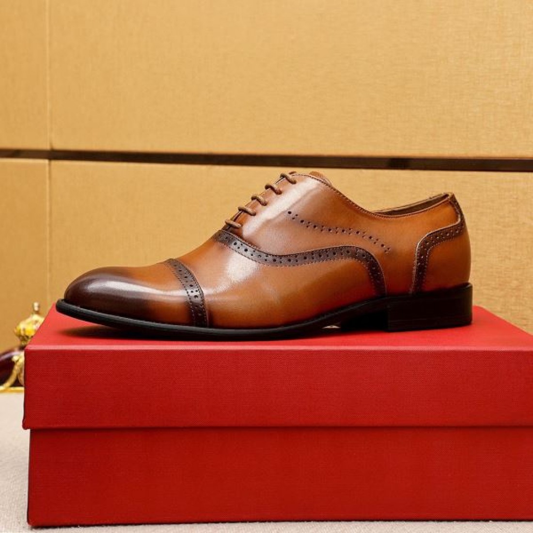 メダリオン装飾 ウイングチップデザイン FERRAGAMO フェラガモ コピー レースアップシューズ 英国クラシック