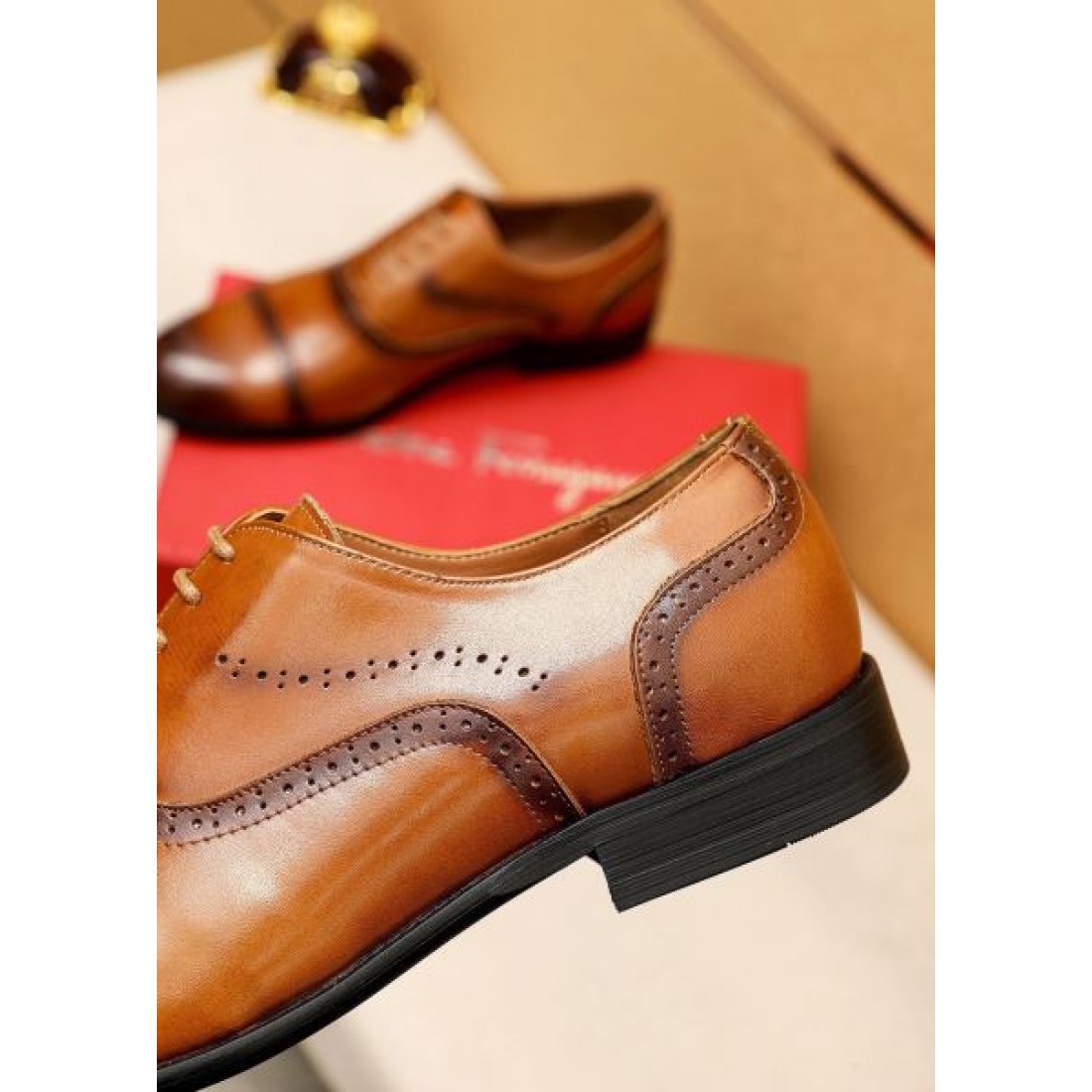 メダリオン装飾 ウイングチップデザイン FERRAGAMO フェラガモ コピー レースアップシューズ 英国クラシック