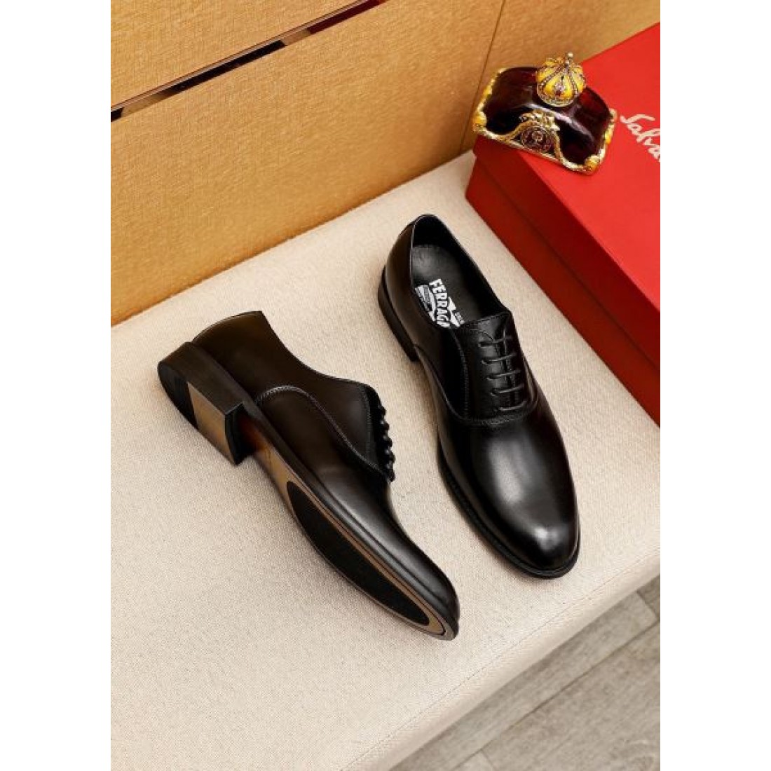 アーモンドトゥ FERRAGAMO フェラガモ コピー メンズ 革靴 シックデザイン