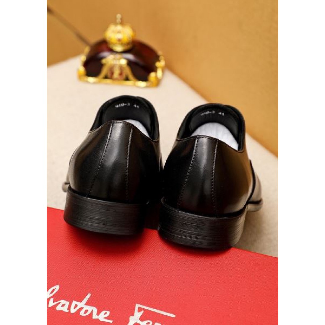 アーモンドトゥ FERRAGAMO フェラガモ コピー メンズ 革靴 シックデザイン