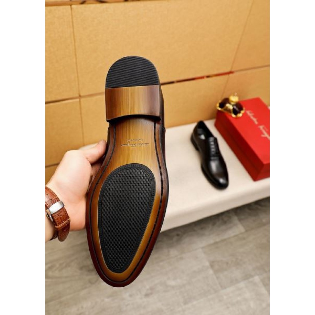 アーモンドトゥ FERRAGAMO フェラガモ コピー メンズ 革靴 シックデザイン