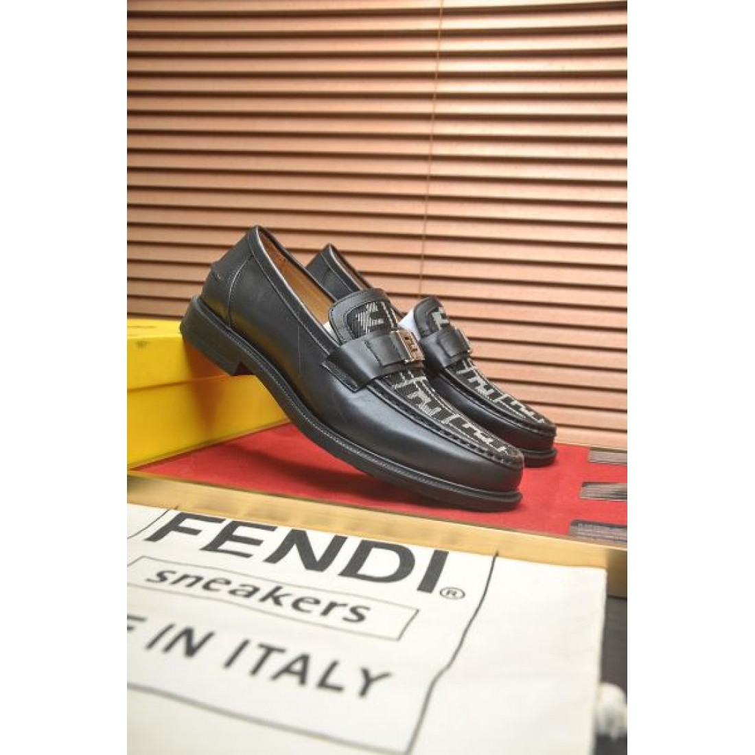 カジュアル フォーマル兼用 FENDI フェンディ コピー ローファー ブラウンレザー ビット装飾 厚みソール設計 足元フィット デイリーからビジネスまで対応